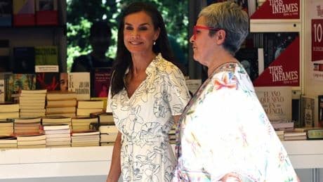 La reina Letizia inaugura la Feria del Libro de Madrid, que cierra esta tarde ante la «alerta roja» por calor