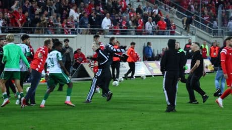 Schlimme Szenen bei Ost-Derby - Platzsturm! Fans jagen Spieler über das Feld
