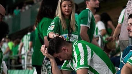 Más de 50.000 béticos rozan el cielo en el Villamarín en una final de euforia y llanto