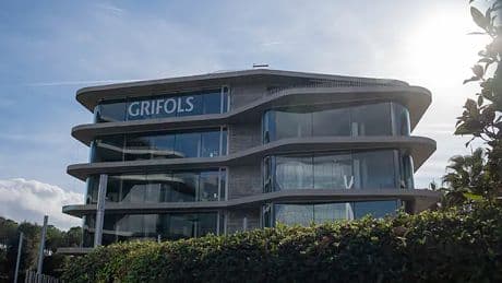 Grifols regresa al reparto de dividendos tras casi quintuplicar sus beneficios en el primer semestre de 2025