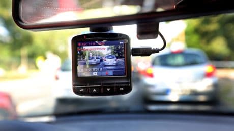 Dashcam im Rückspiegel: Was ist erlaubt, was nicht?