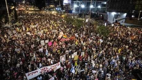 Tel Aviv'de binler ateşkes ve esirlerin geri getirilmesi talebiyle eylem yaptı