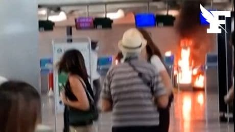 Coups de marteau, incendie, cris... Les images d’un homme mettant le feu à un comptoir d’enregistrement dans un aéroport italien