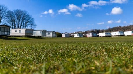 Todkranke Rentnerin (65) darf ihr Haus im Wohnwagenpark nicht verkaufen