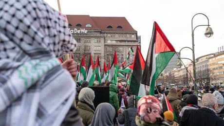 Berlin: Demonstrant soll Polizist mit Fahnenstange geschlagen haben