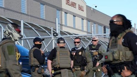Etats-Unis : « Delanay Hall », la prison devenue le symbole de la politique d’expulsion répressive  de Donald Trump