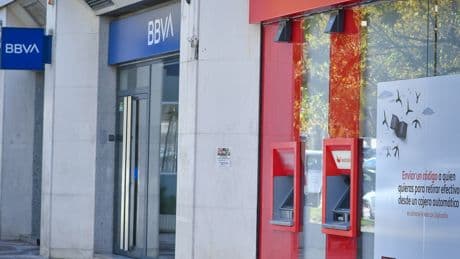 Santander y BBVA se benefician de los pactos para vender seguros