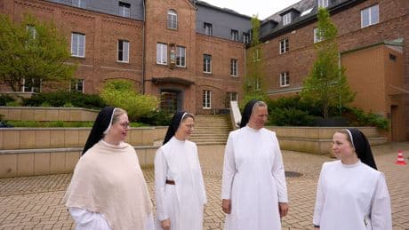 Religion: Ein Tod wie gemalt - Frauen im Kloster trauern um Papst