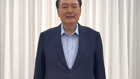 El expresidente de Corea del Sur se queda en paños menores para evitar su arresto