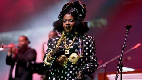 Après un retard de la programmation, Lauryn Hill chante devant un stade désert