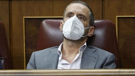 Borja Sémper reaparece en el Congreso con mascarilla y pelo corto tras anunciar que padece cáncer