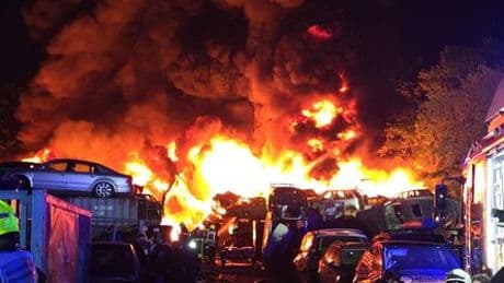 Großbrand in Oldenburg: Explosionen und Hunderte Autos in Flammen