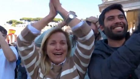 Der Moment, als der neue Papst feststand - Weißer Rauch! Party auf dem Petersplatz!