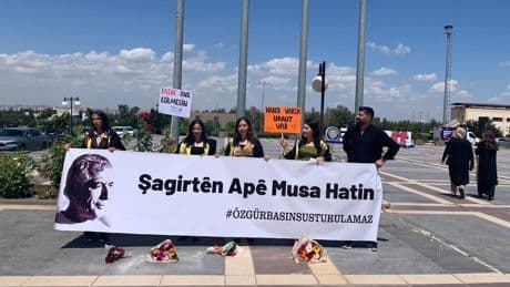 DÜ mezuniyet töreninde Kürtçe “Apê Musa” pankartı tahammülsüzlüğü: Kürtçe pankart daha önce serbestti şimdi yasak!