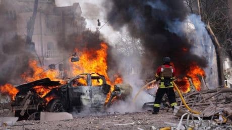 Al menos 20 personas muertas y decenas heridas por un ataque ruso con misiles en la ciudad ucraniana de Sumy
