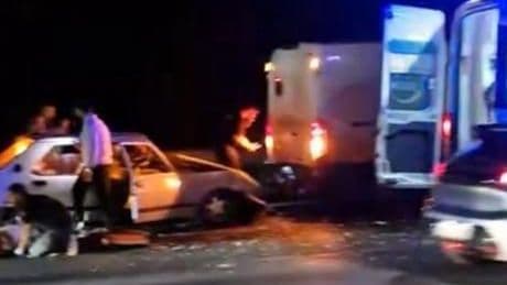 Küçükçekmece'de otomobil İETT yol bakım aracına çarptı! 1'i ağır 5 yaralı