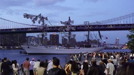 Un velero de la Marina de México se estrella contra el puente de Brooklyn