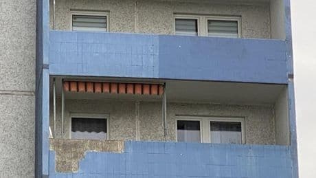Es bröckelt gewaltig: Mieter dürfen Balkone nicht mehr betreten