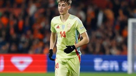 Así es Dean Huijsen: su ídolo, su dorsal, las pipas, papá futbolista, habla cuatro idiomas...
