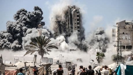 El momento en el que Israel destruye un edificio de gran altura en Ciudad de Gaza