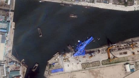 Satellitenbilder zeigen umgekipptes nordkoreanisches Kriegsschiff im Wasser liegen