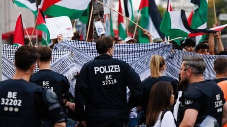 A Berlino la sinistra fa una festa a braccetto coi fiancheggiatori di Hamas