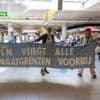 Klimaatactivisten eisen via rechter toegang tot Schiphol om te kunnen vliegen