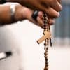 VIDEO. De quelques euros à des petites fortunes... Avant les obsèques du pape François, les marchands d'objets religieux se préparent