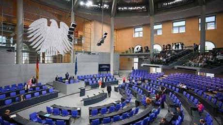 Bundestag - Höhere Strafen für Schwänzer und Pöbler