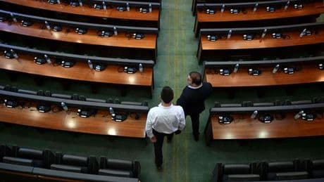 Kosovo : le Parlement échoue à élire sa présidence avant la date butoir, plongeant le pays dans la crise politique