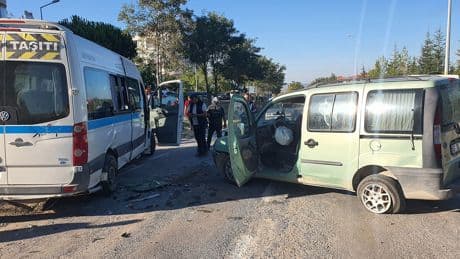 Manisa'da servis minibüsü ile hafif ticari araç çarpıştı: 8'i öğrenci 9 kişi yaralandı
