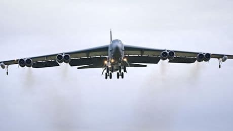 „Das ist absolut nicht normal“ – Passagierflugzeug muss B-52-Bomber ausweichen