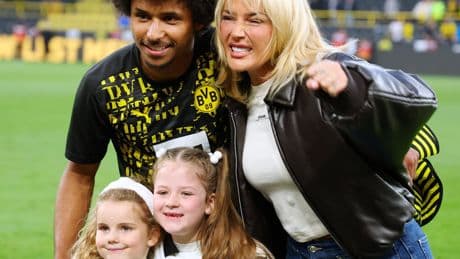 Süßes Foto auf dem Platz - So feierte Adeyemi mit Loredana den Doppelpack
