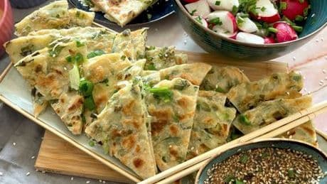 Cong you bing: Rezept für feinblättrige Streetfood-Pfannkuchen – für 1,45 Euro pro Portion