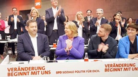 Lars Klingbeil - Hier lächelt der SPD-Chef die Klatsche weg