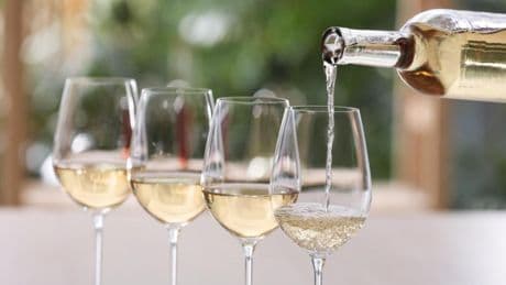 Malvasía, garnacha, albariño... 14 vinos con variedades de uva autóctonas blancas que deberías probar