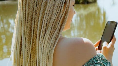 Woman gets hair braided on beach holiday but people warn her of easy mistake