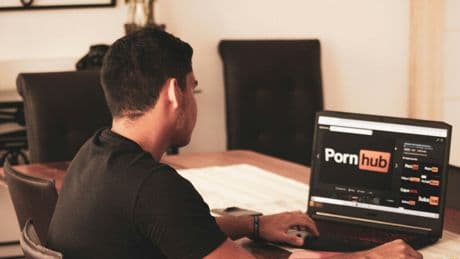 Francia quiso verificar la edad de los usuarios que veían porno. Resultado: Pornhub se va del país