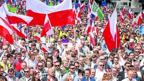 Los dos candidatos a la presidencia de Polonia echan un pulso en las calles de Varsovia