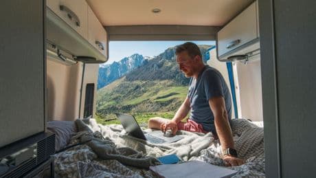 Pourquoi n’arrive-t-on pas vraiment à déconnecter du travail pendant les vacances ?