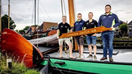 Net een jongensboek: vijf Friese vrienden redden skûtsjewrak uit Amsterdamse gracht
