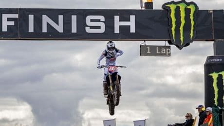 Motocrosser Van Drunen tweede bij GP van Nederland na thriller in het zand