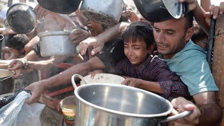 Trump insta a Netanyahu a que permita el ingreso de "cada onza de comida" en Gaza tras asentir que existe una "hambruna real"