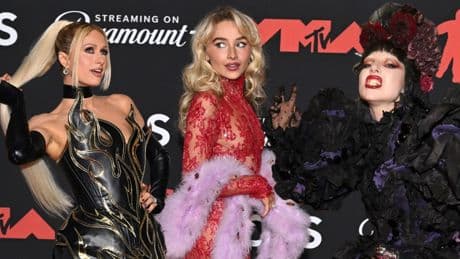 De las transparencias de Sabrina Carpenter al estilo gótico de Lady Gaga: los mejores 'looks' de la alfombra roja de los Premios MTV 2025