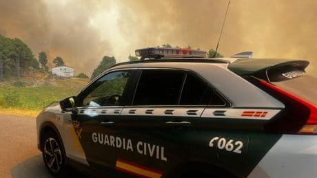 Piden a los vecinos de la zona afectada por el incendio de Mombeltrán que no acudan a ayudar por el "riesgo elevado"