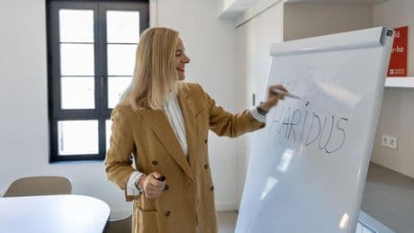 Janika Leoste: “En Estonia los móviles no se prohíben en clase y los maestros tienen autonomía”