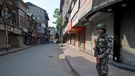 India, scontri con Pakistan lungo confine in Kashmir: 13 civili uccisi