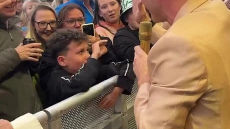 Olly Murs shares sweet moment with starstruck young fan during performance