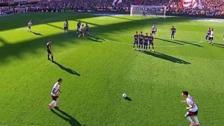 Im Superclásico - Mega-Talent (17) kopiert Messi-Freistoß