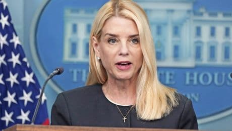 Pam Bondi: Trumps Justizministerin im Clinch mit der Basis